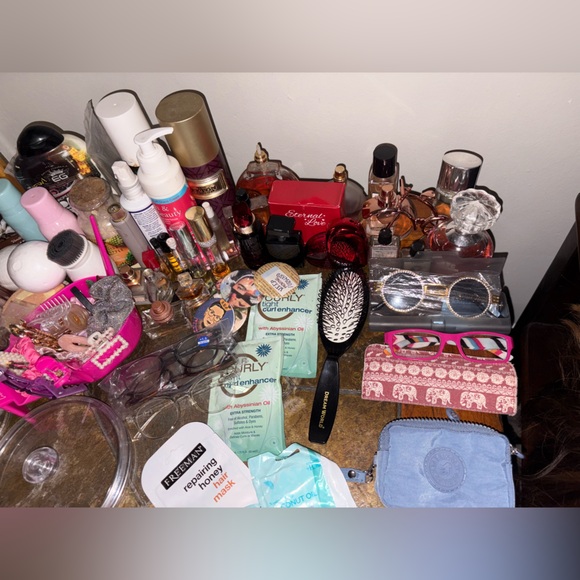 MEGA BEAUTY AND MAKE UP BUNDLE - Picture 6 of 8